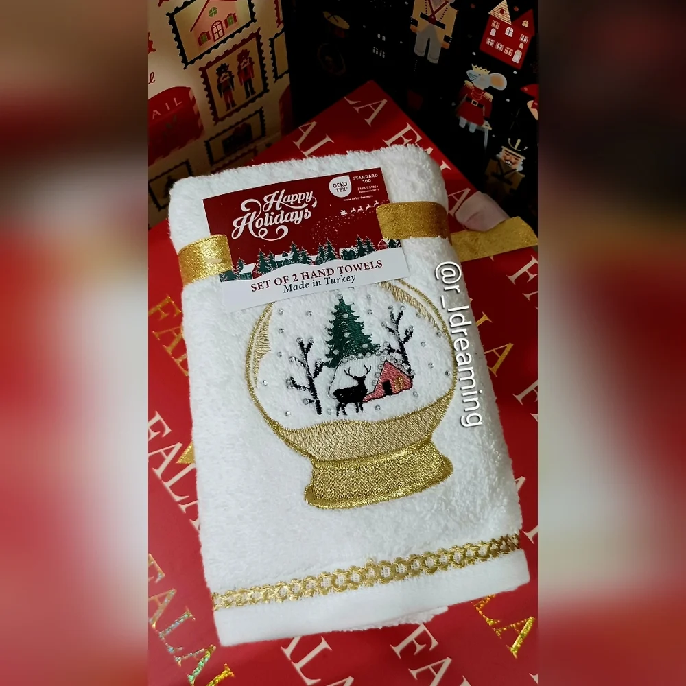 NWT Holiday Snow Globe Set Of Two Hand Towels with Gold Accents